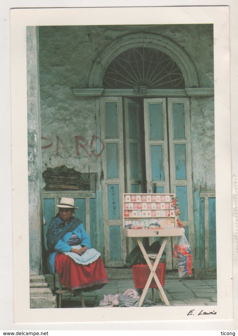 THEME CIGARETTES - VENDEUSE EN EQUATEUR, CARTE AYANT VOYAGEE EQUATEUR FRANCE - VOIR LES SCANNERS - Tabak