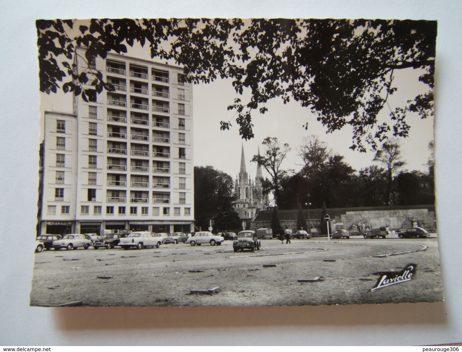 64## BAYONNE: Le Nouveau Bayonne, Au Fond La Cathédrale            CPSM - Bayonne