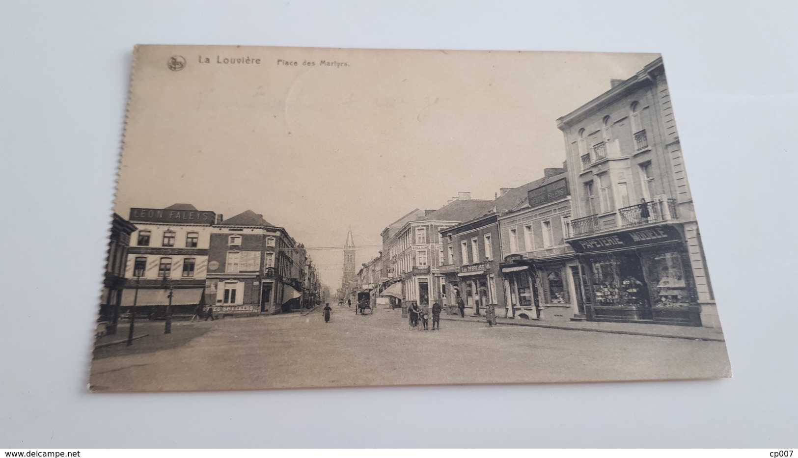 LA LOUVIERE  Place Des Martyrs Animée Oblit 1919 - La Louvière