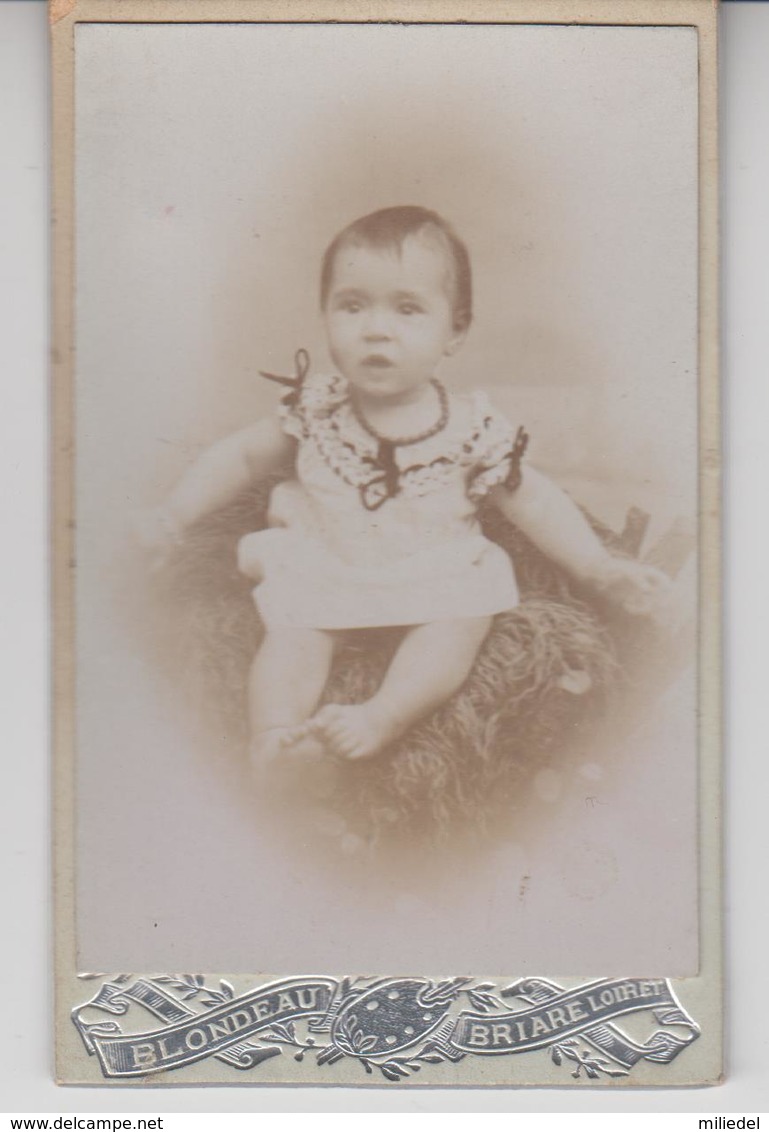 PHOTO  Format  CDV   /    Photo Petite Fille Du Photographe   BLONDEAU ,  BRIARE  LOIRET - Persone Anonimi