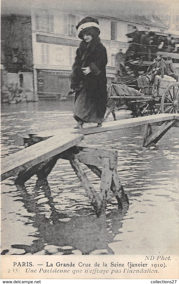 75-PARIS-INONDATIONS- UNE PARISIENNE QUE N'EFFRAYE PAS L'INONDATION - Inondations De 1910