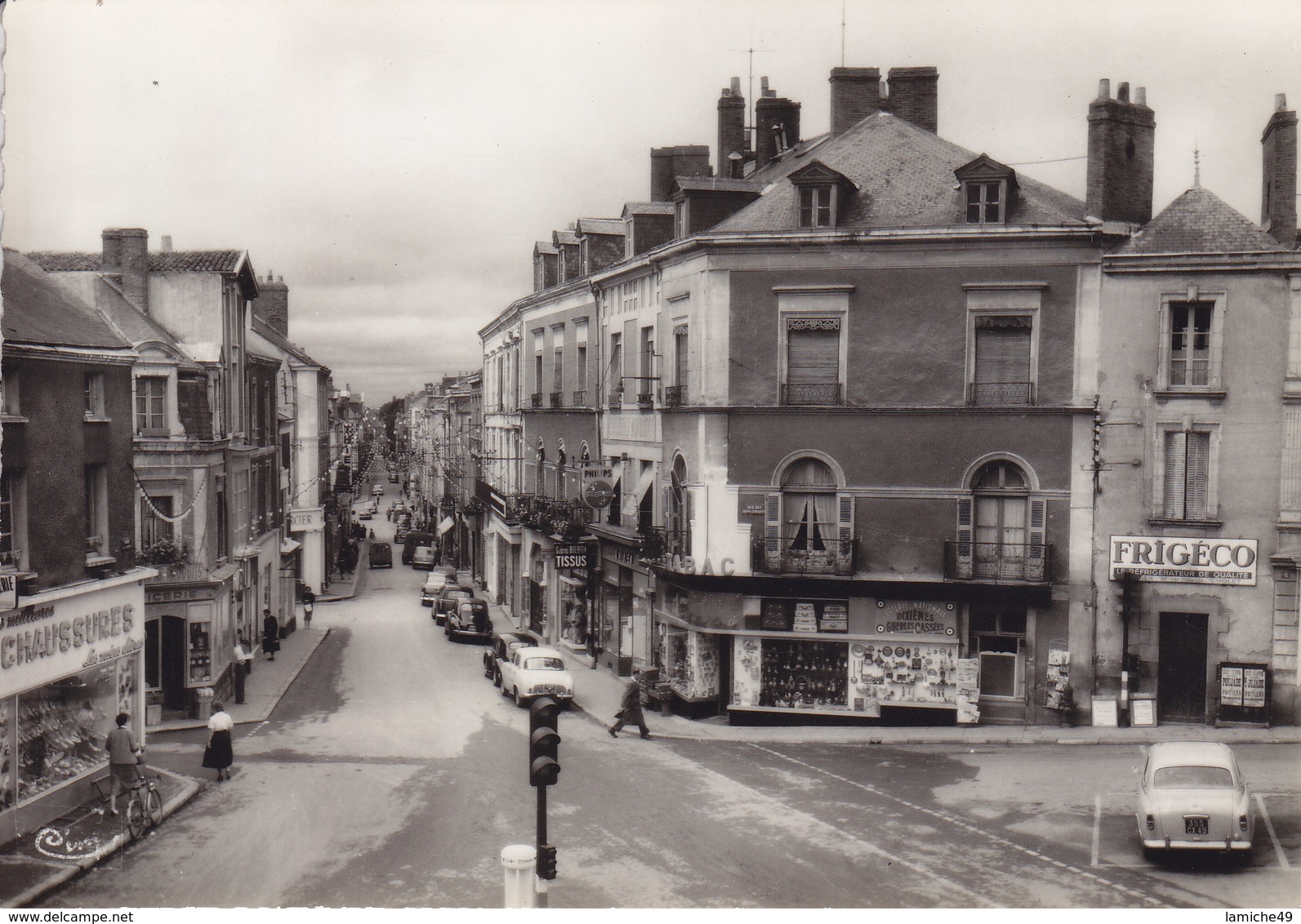 CHOLET Place Gambetta CPSM (403 Dauphine 4cv … Magasin Chaussures) - Cholet