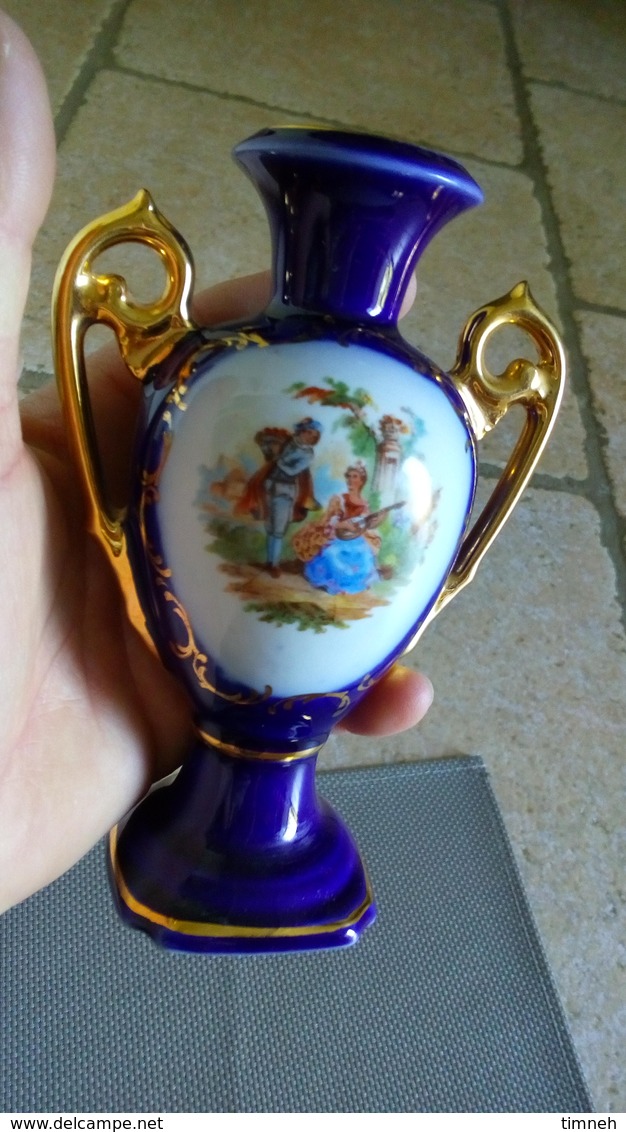 Limoges France - Très Joli Petit Vase Bleu Et Or Avec Sérigraphie Romantique Et Deux Anses Dorées - Ca.1950 - 14cm - Limoges (FRA)