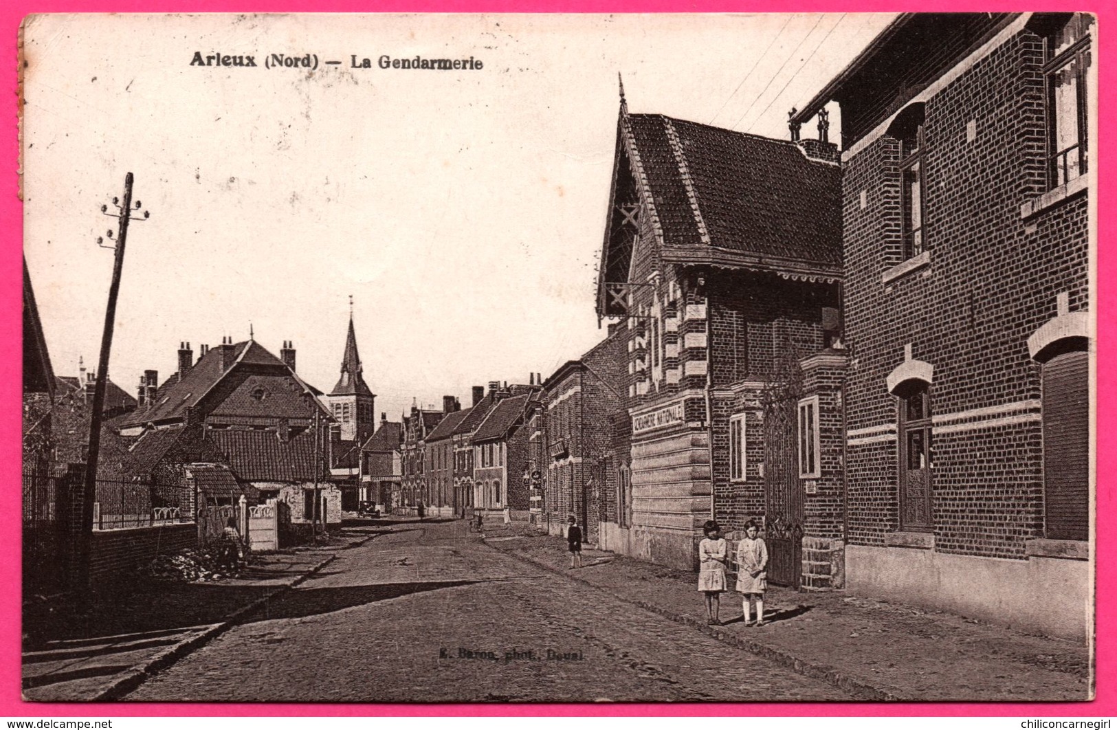 Arleux - La Gendarmerie - Animée - Eglise - Phot. E. BARON - 1942 - Arleux