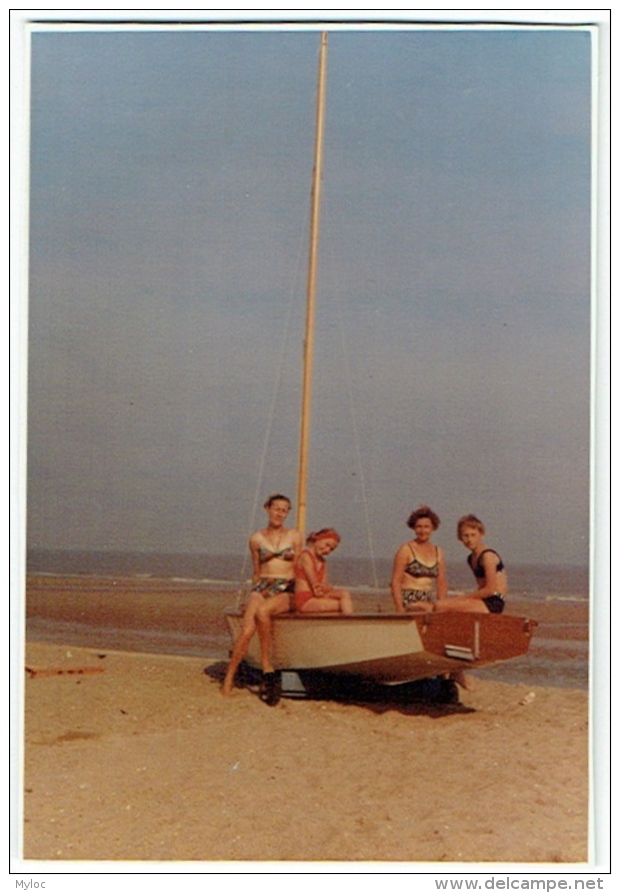 Foto/Photo. Groupe. Pin Up En Maillot Et Voilier. 1965. - Pin-Ups