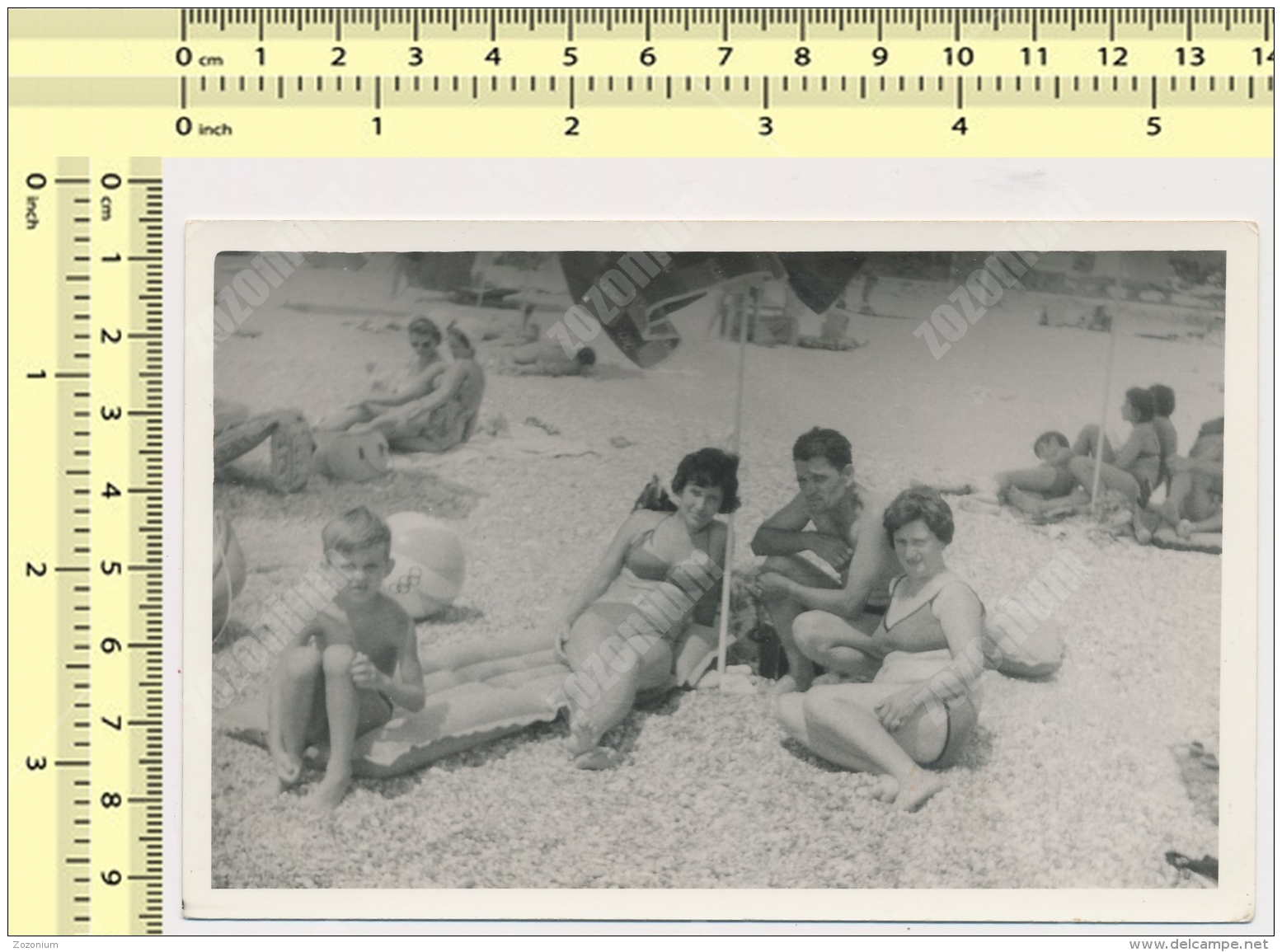 REAL PHOTO -  Bikini Women, Man And Girl On Beach, Maillot De Bain Femmes Homme Fille Plage - Vintage Snapshot - Altri & Non Classificati