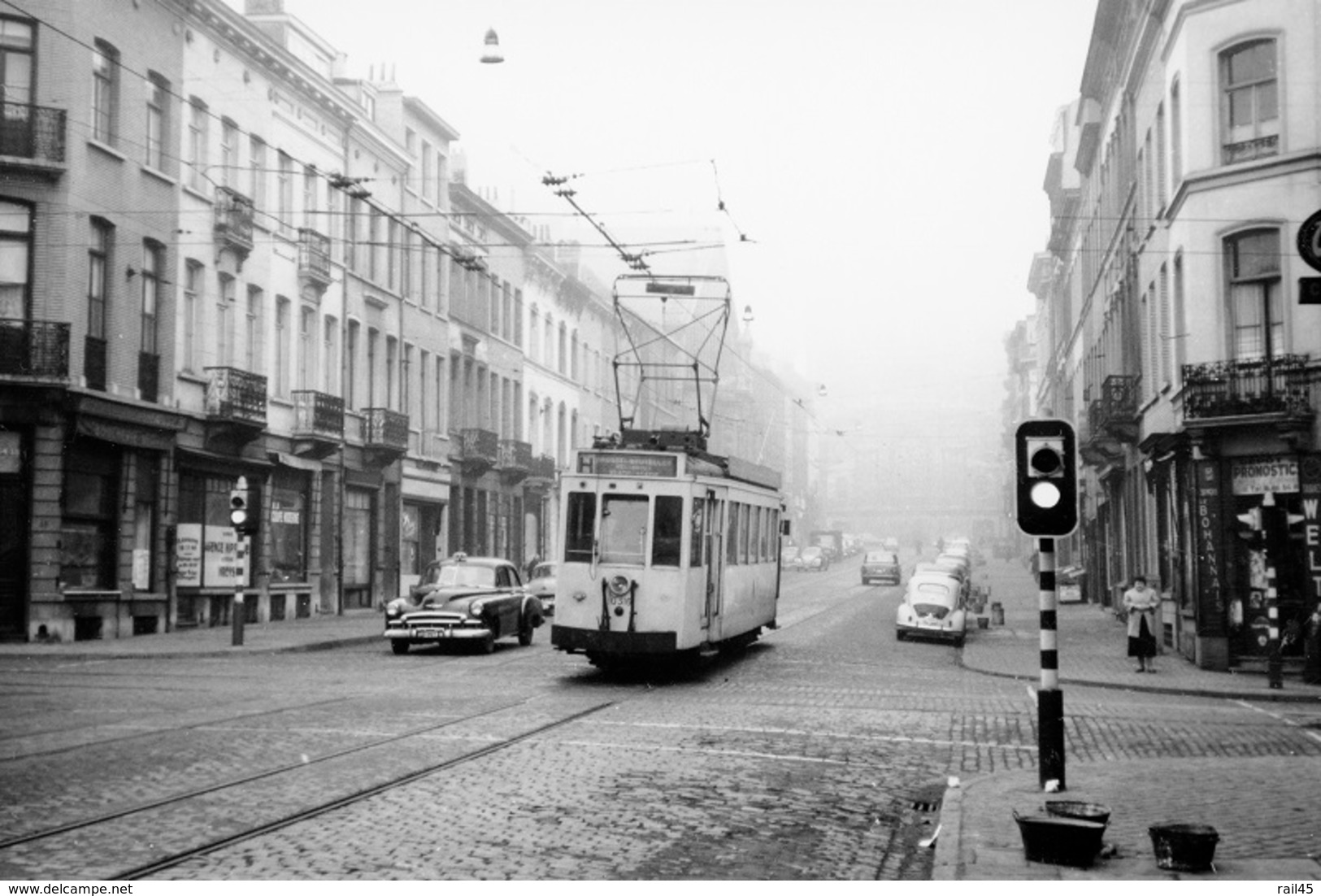 Bruxelles. Schaerbeek. Rue Royale Derrière L'église Saint-Marie. SNCV Brabant. Cliché Jacques Bazin. 13-02-1959 - Trains