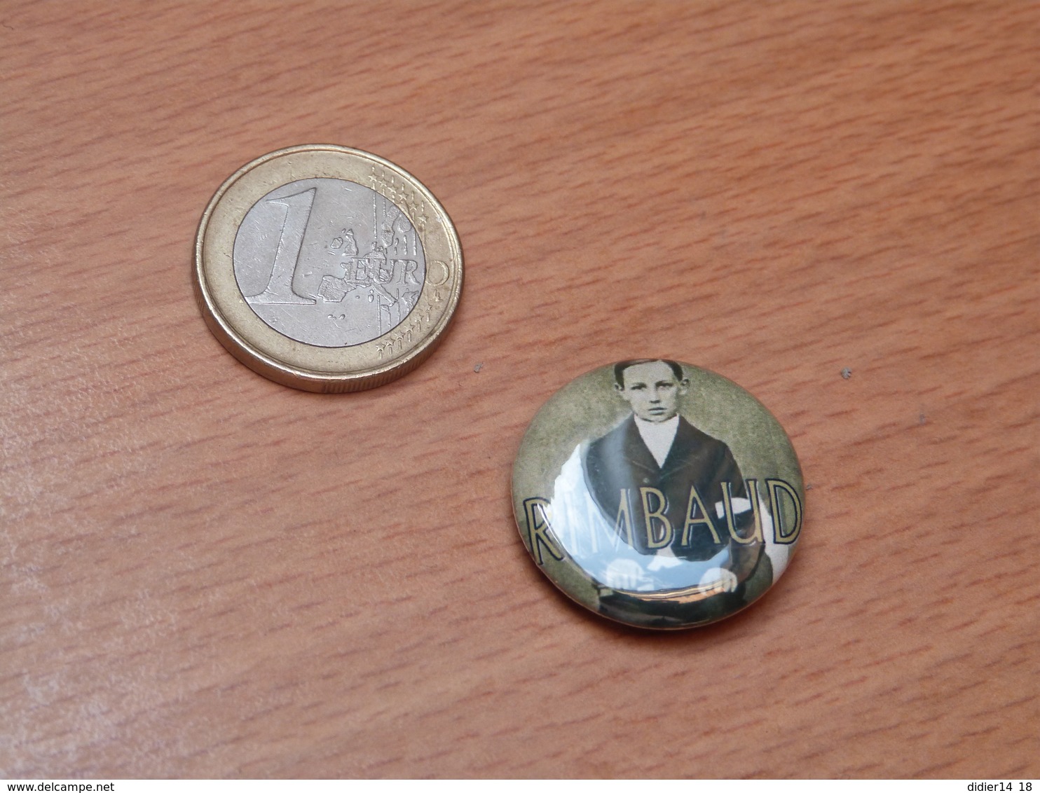 BADGE METAL . ARTHUR RIMBAUD.  ARDENNES. TRES BON ETAT. - Autres & Non Classés