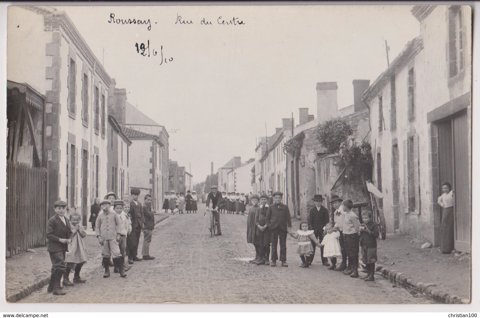 CARTE PHOTO DE ROUSSAY (49) : RUE DU CENTRE - ECOLIERS ET FEMMES ENDIMANCHEES - CYCLISTES - ECRITE 1910 - 2 SCANS - - Autres & Non Classés