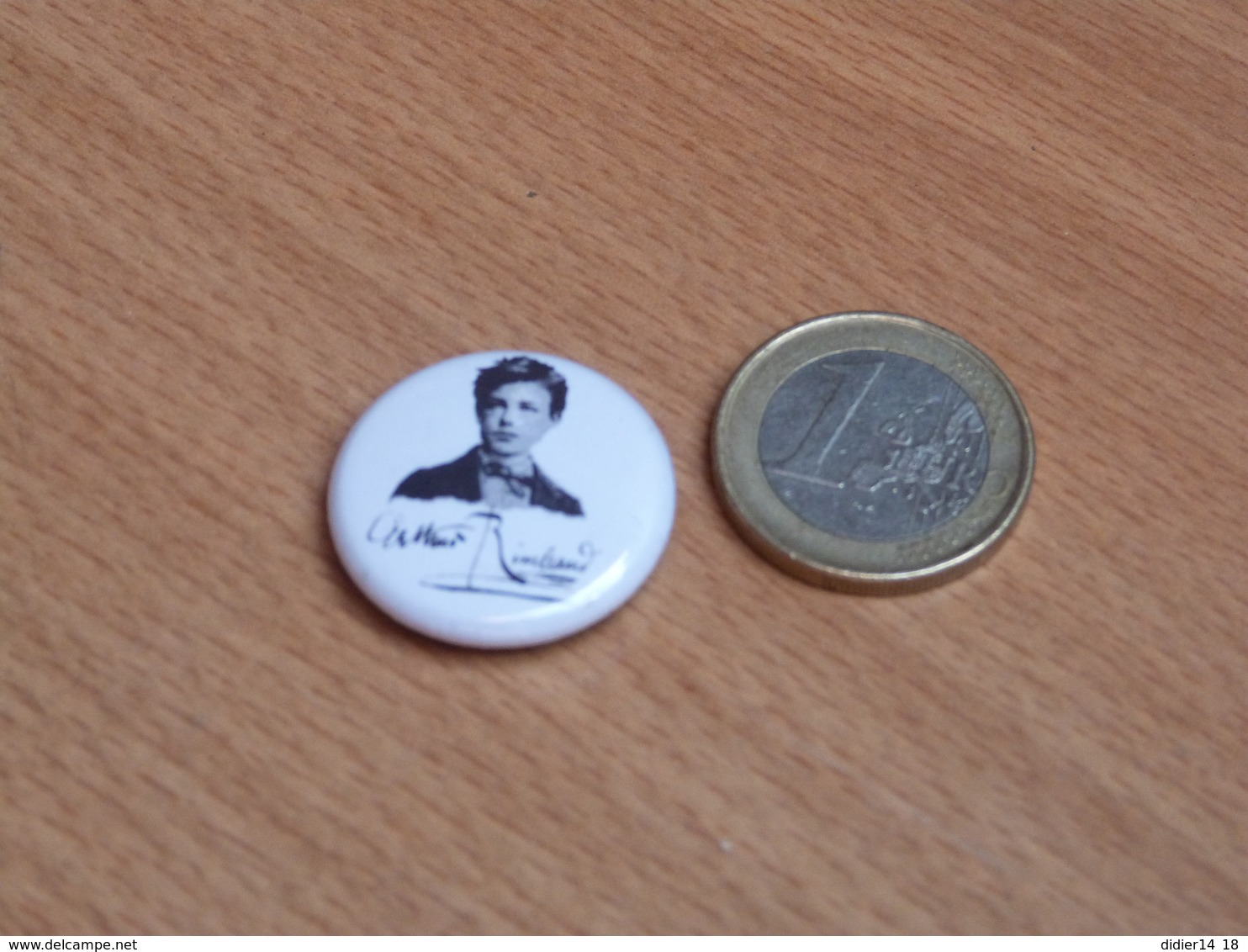 BADGE METAL . ARTHUR RIMBAUD.  ARDENNES. TRES BON ETAT. - Autres & Non Classés