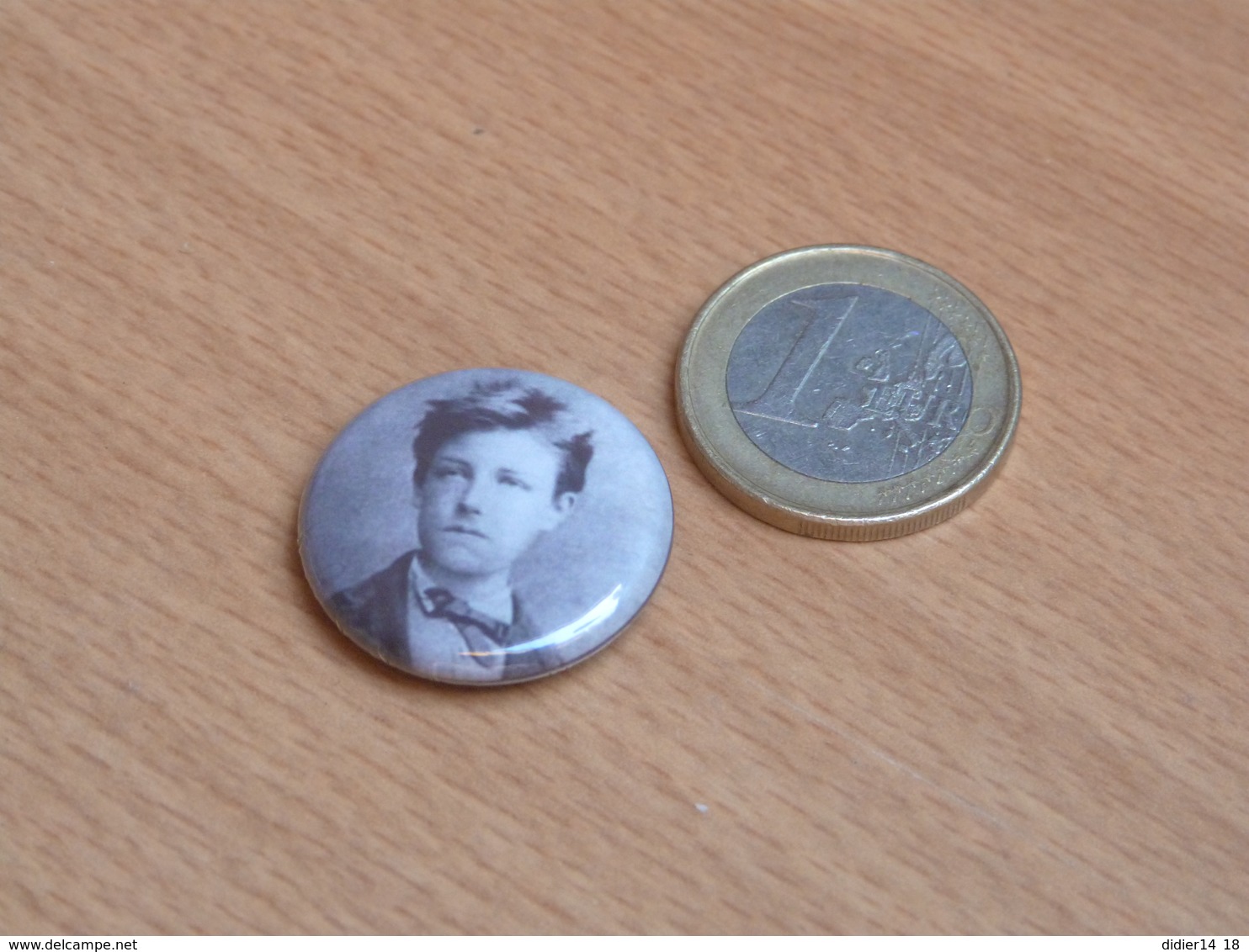 BADGE METAL . ARTHUR RIMBAUD.  ARDENNES. TRES BON ETAT. - Autres & Non Classés