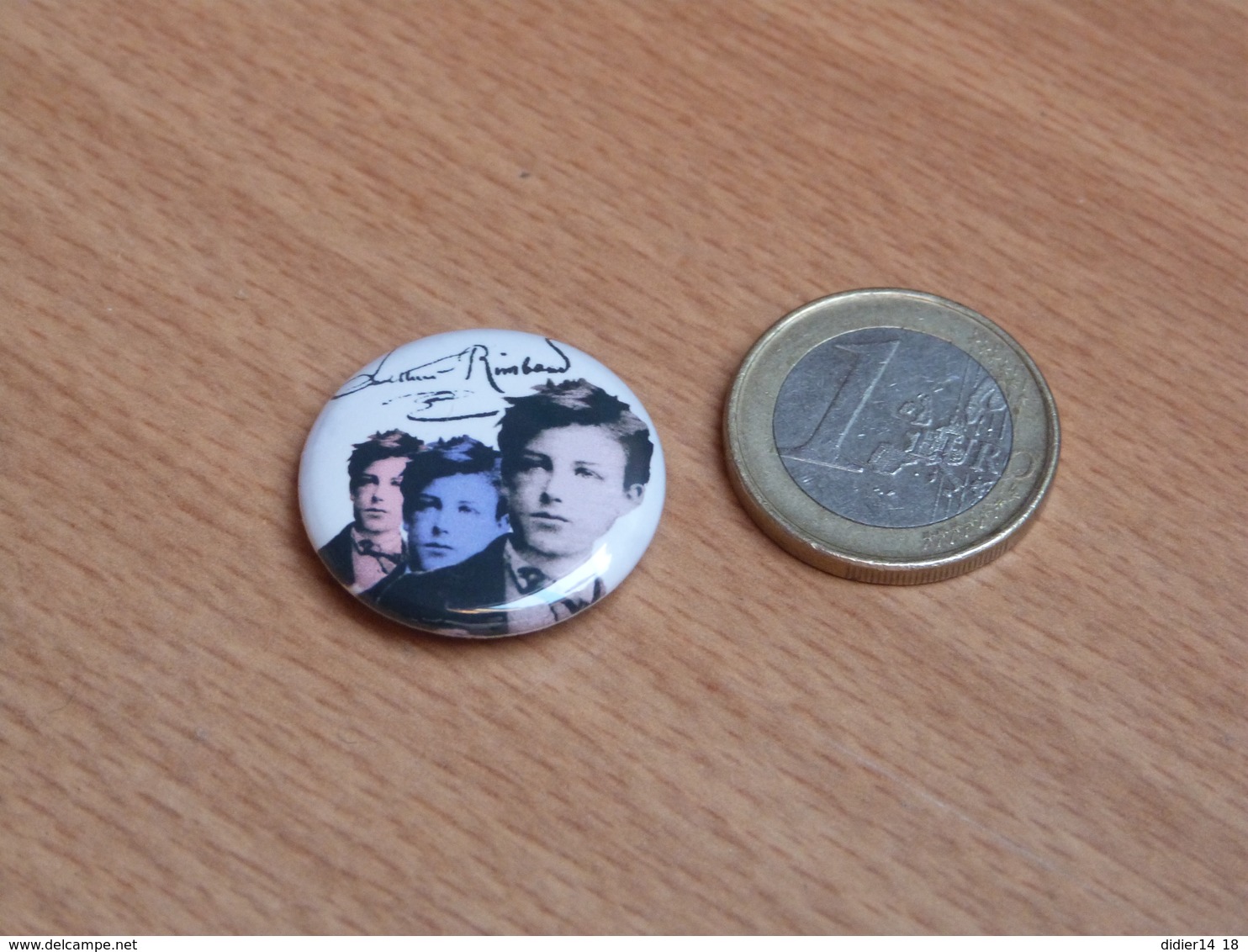 BADGE METAL . ARTHUR RIMBAUD.  ARDENNES. TRES BON ETAT. - Autres & Non Classés