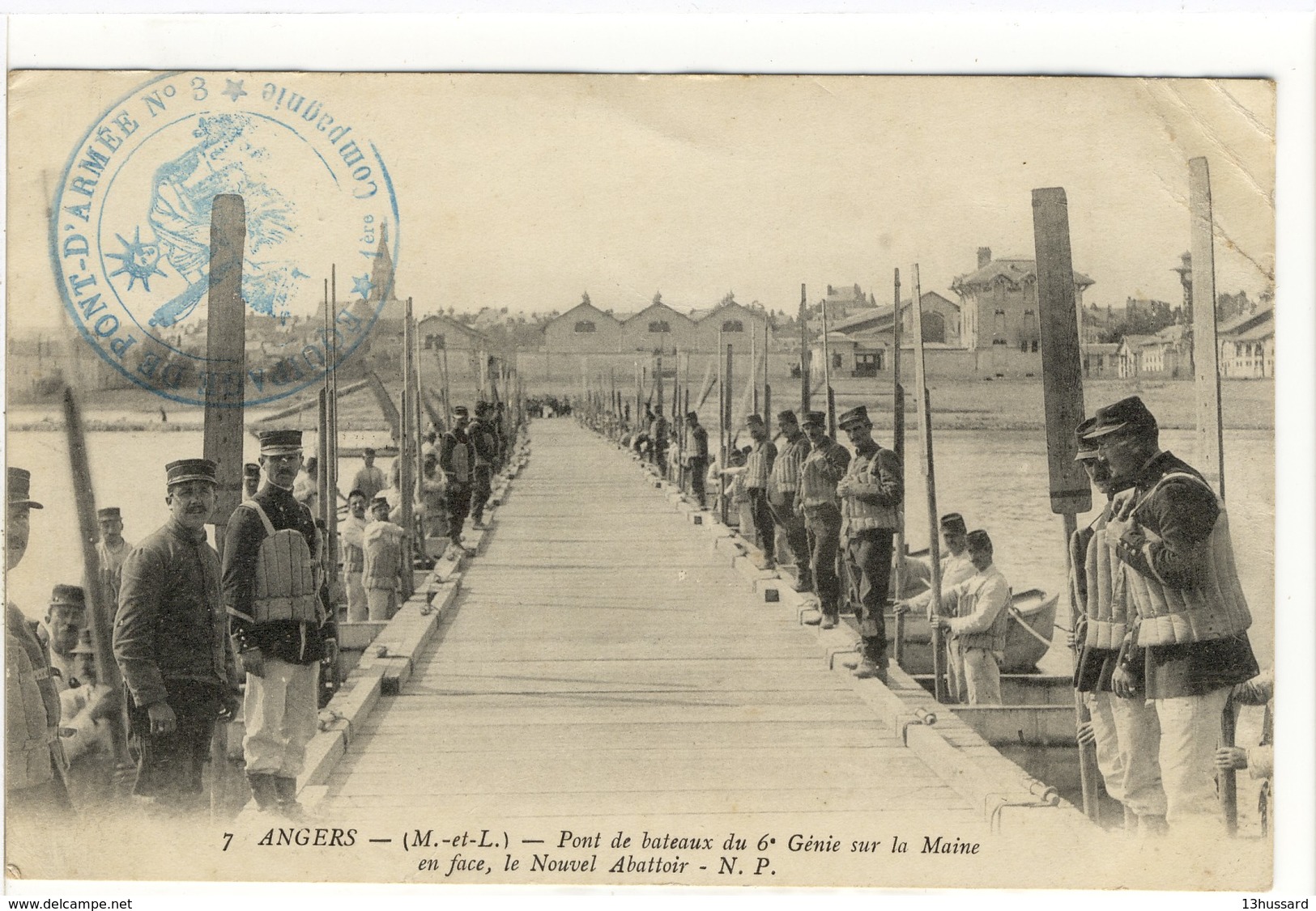 Carte Postale Ancienne Angers - Pont De Bateaux Du 6e Génie Sue La Maine. En Face Le Nouvel Abattoir - Militaires - Angers