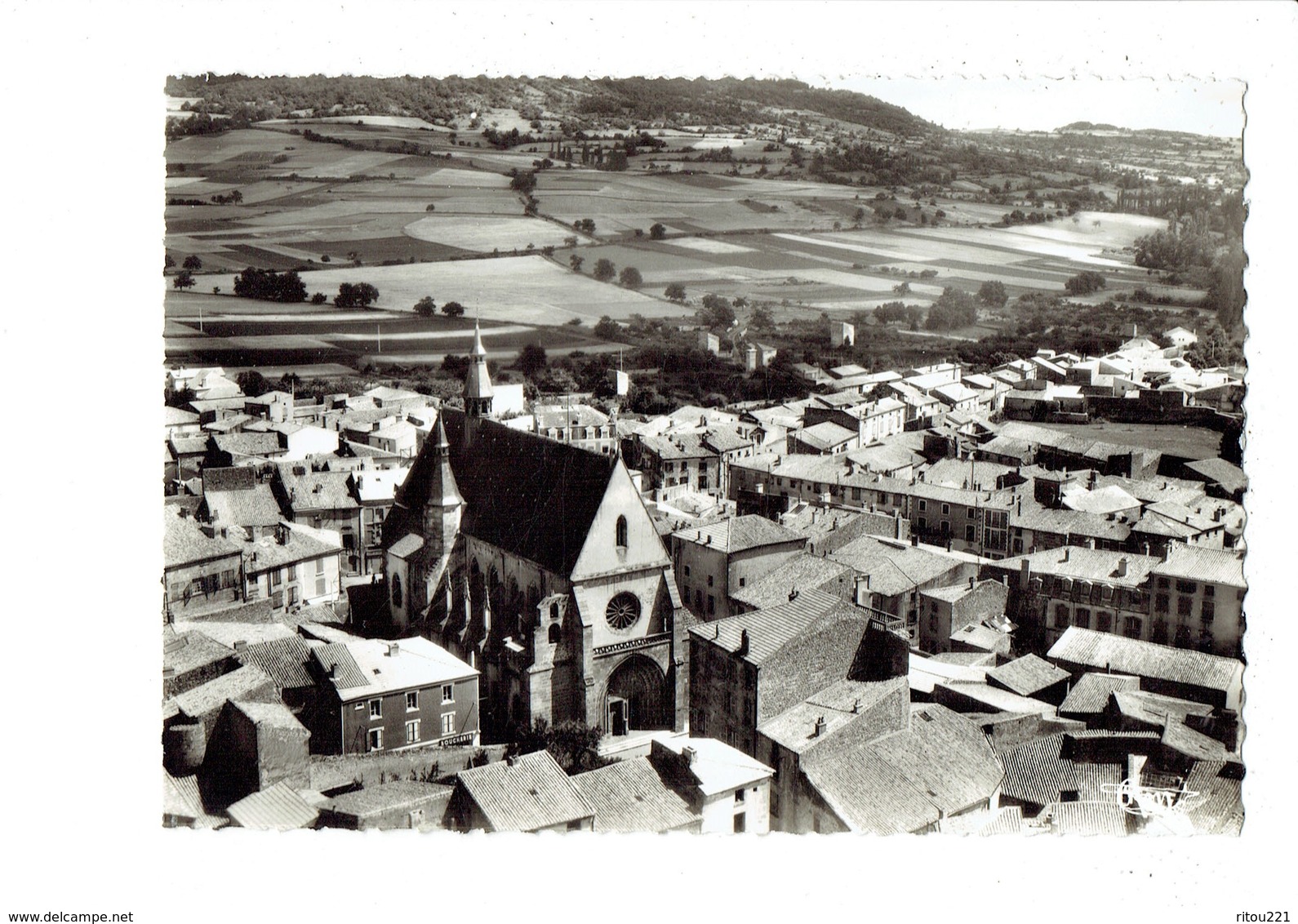 Cpm - 63 - Vic Le Comte - La Grande église - BOUCHERIE - Cim 215-102 - - Vic Le Comte