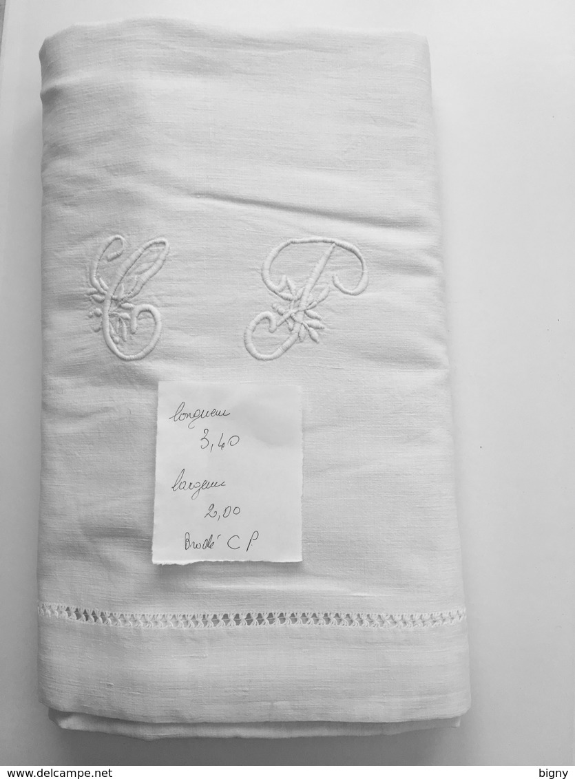 Très Joli Drap Ancien Brodé " Monogramme C P "  Hauteur Des Lettres 8 Cm  Dimensions : 340 X 200 - Tagesdecken/Überwürfe