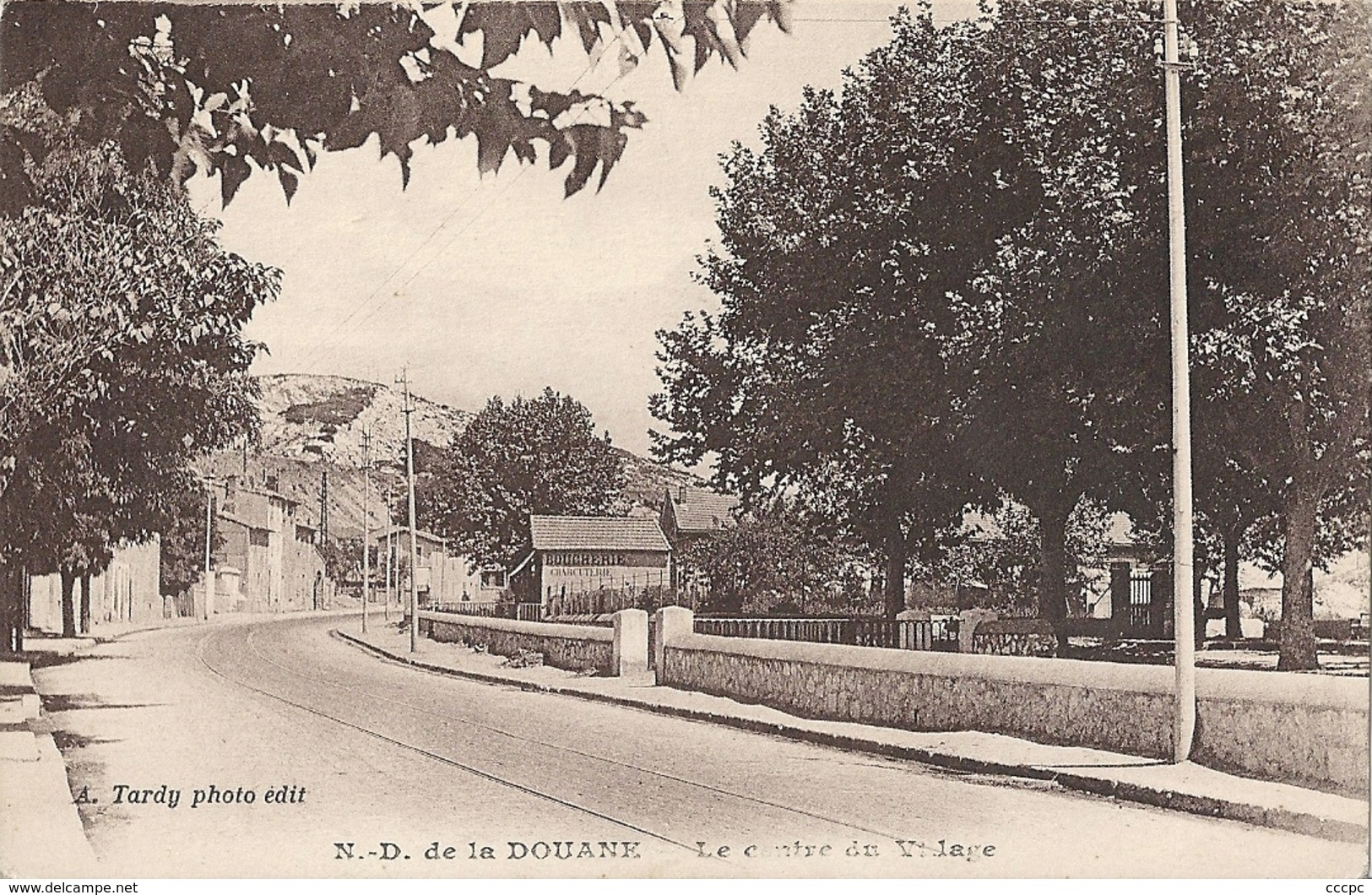 CPA Notre-Dame De La Douane Le Centre Du Village - Autres & Non Classés