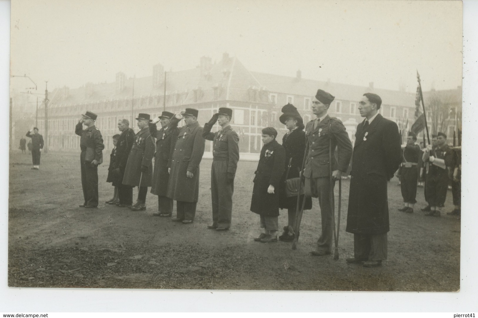 PHOTOS - MILITARIA - à Situer - Belle Carte Photo Cérémonie Militaire Avec Enfants Et Militaires Décorés De Médailles - Photos