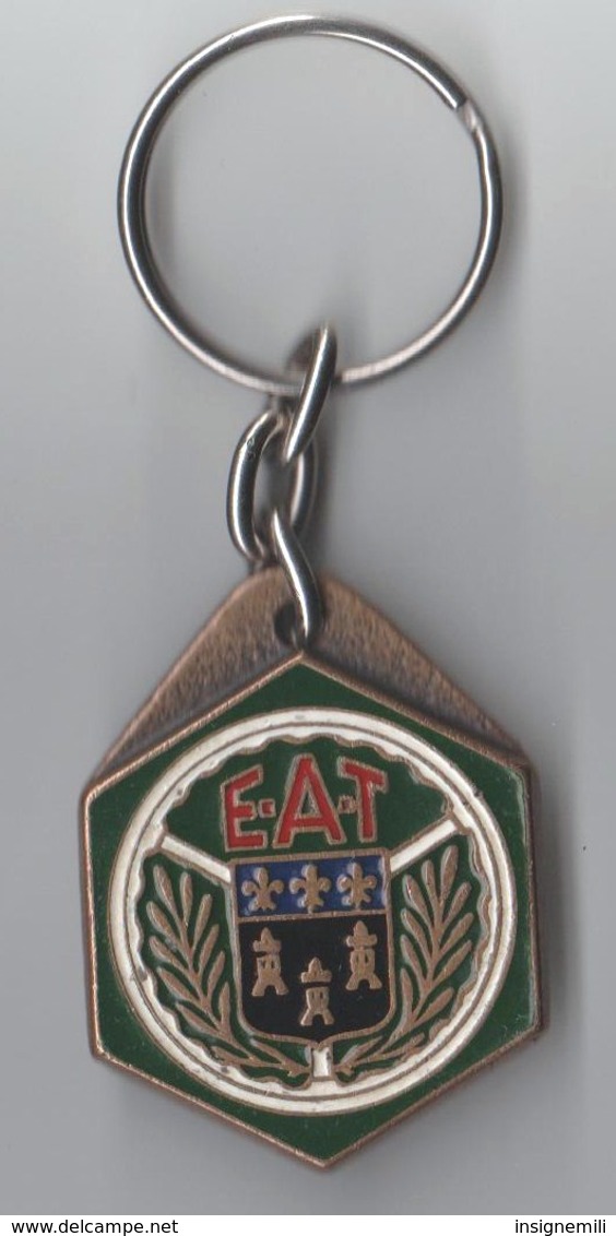 PORTE CLEFS MILITAIRE INSIGNE EAT Ecole D' Application Du Train, En Métal - Autres & Non Classés