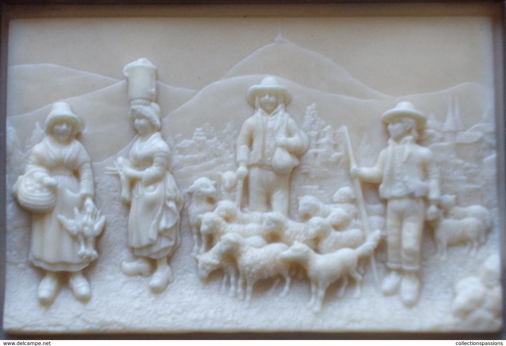 - Ancien Tableau. Bas Relief En Calcaire Pétrifié. Berger Et Ses Moutons - - Andere & Zonder Classificatie