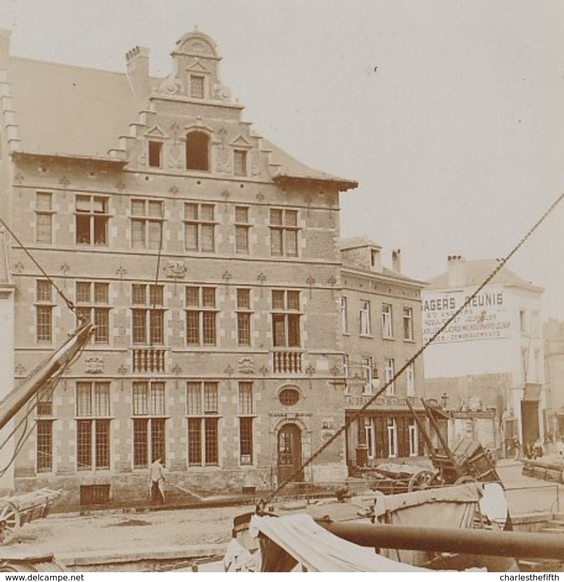 VERS 1890 - VIEILLE PHOTO ALBUMINE *** QUAI DES BRIQUES - BAKSTEENKAAI ( Coin Marché Aux Porcs ) **** - Maritime