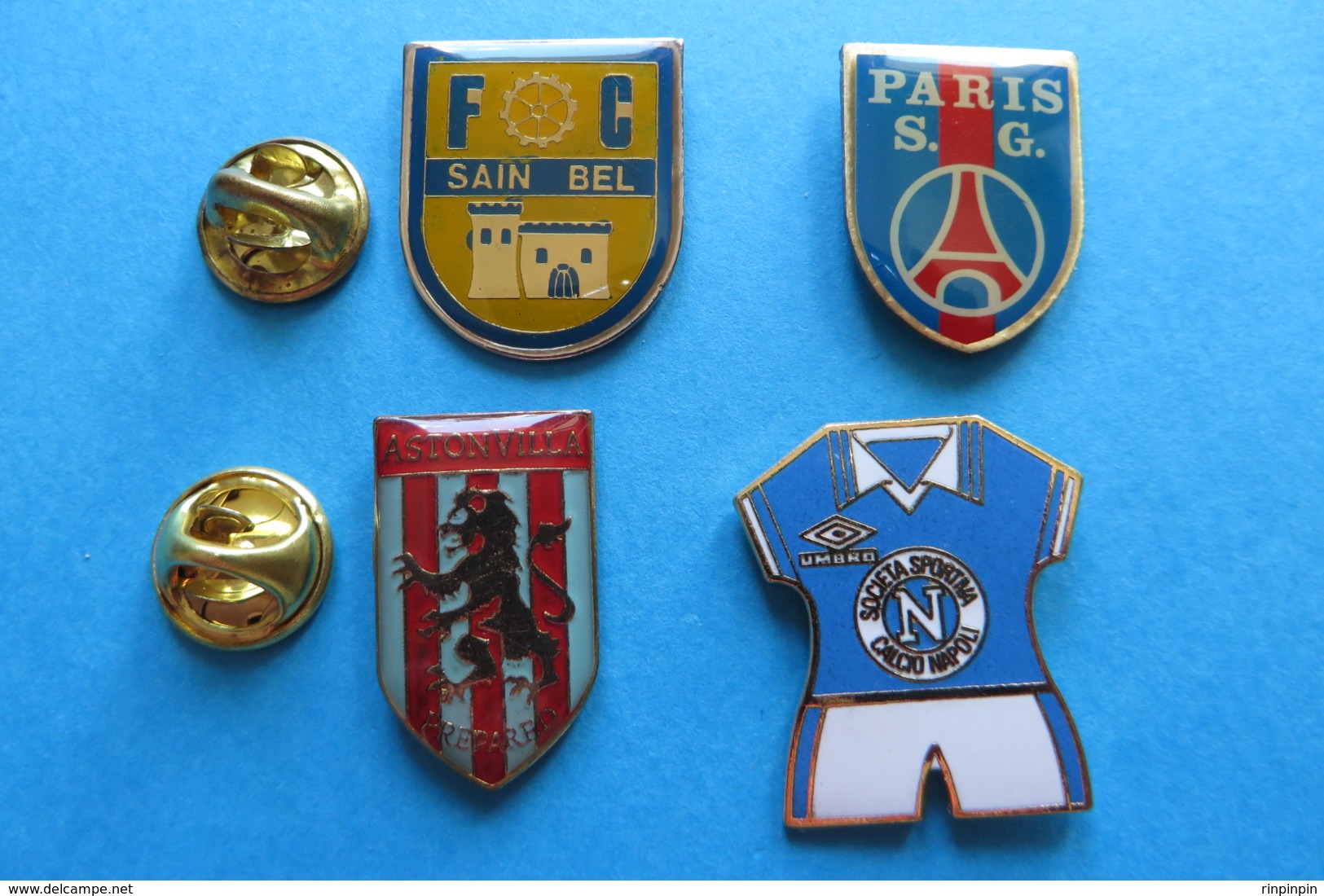 Lot De 4 Pin's,football, FC Sain Bel,calcio Napoli Tricot,Paris S.G., Aston Villa - Football