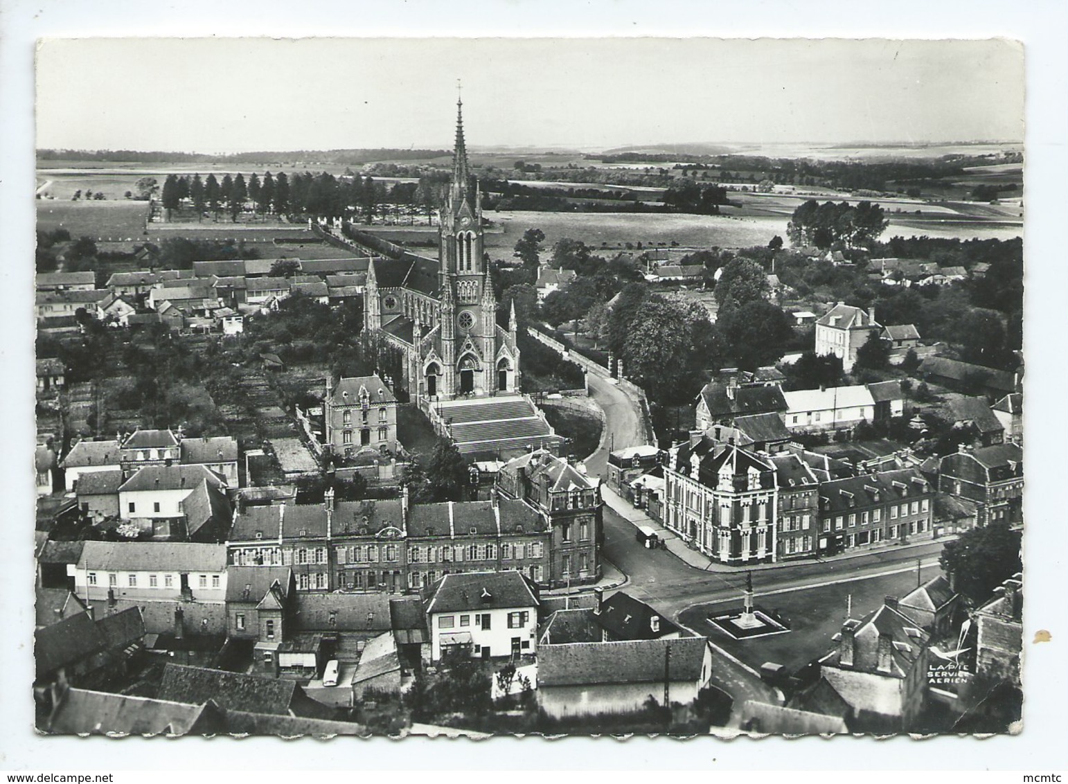 CPSM Grand Format - 10 - Beauval   -(Somme) -  La Place Du Monument Et L'église - Beauval