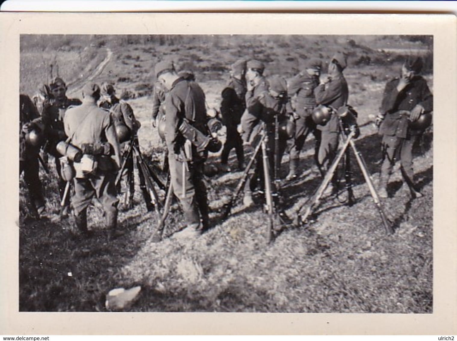 Foto Deutsche Soldaten Bei Der Rast - Gewehrpyramiden - 2. WK - 8,5*5,5cm (35614) - Krieg, Militär