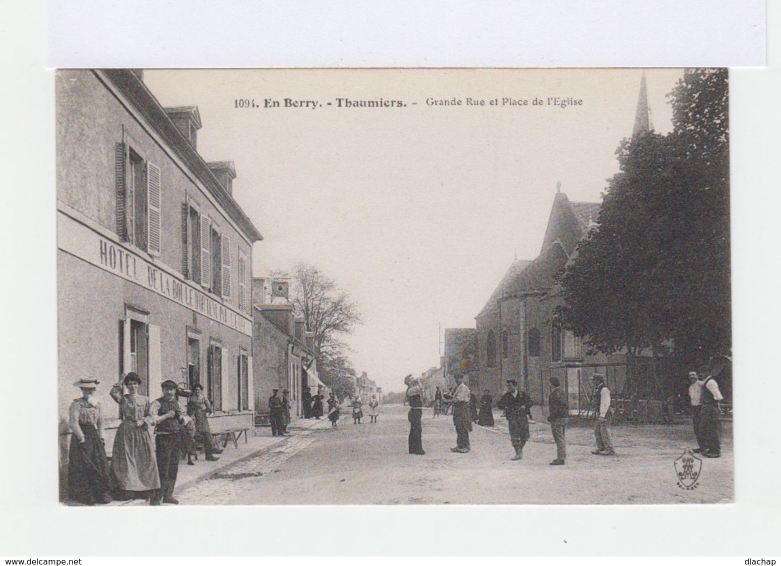 En Berry. Thaumiers. Grande Rue Et Place De L'Eglise. Façade D'hôtel. Personnages. (3037) - Thaumiers