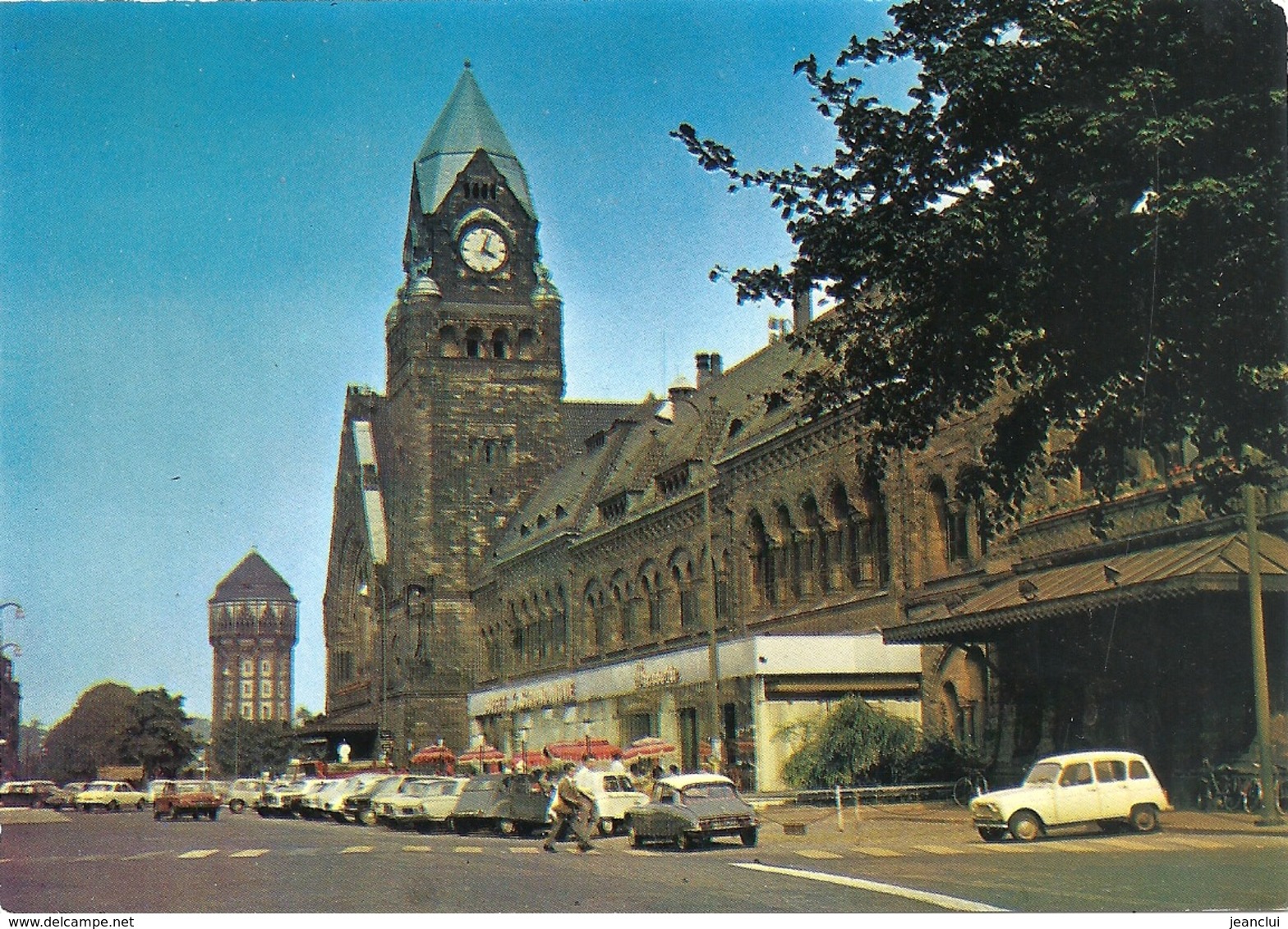 CPM . METZ . LA GARE CENTRALE + RENAULT 4L + DS + 2 CV +... Etc ..  CARTE NON ECRITE - Metz