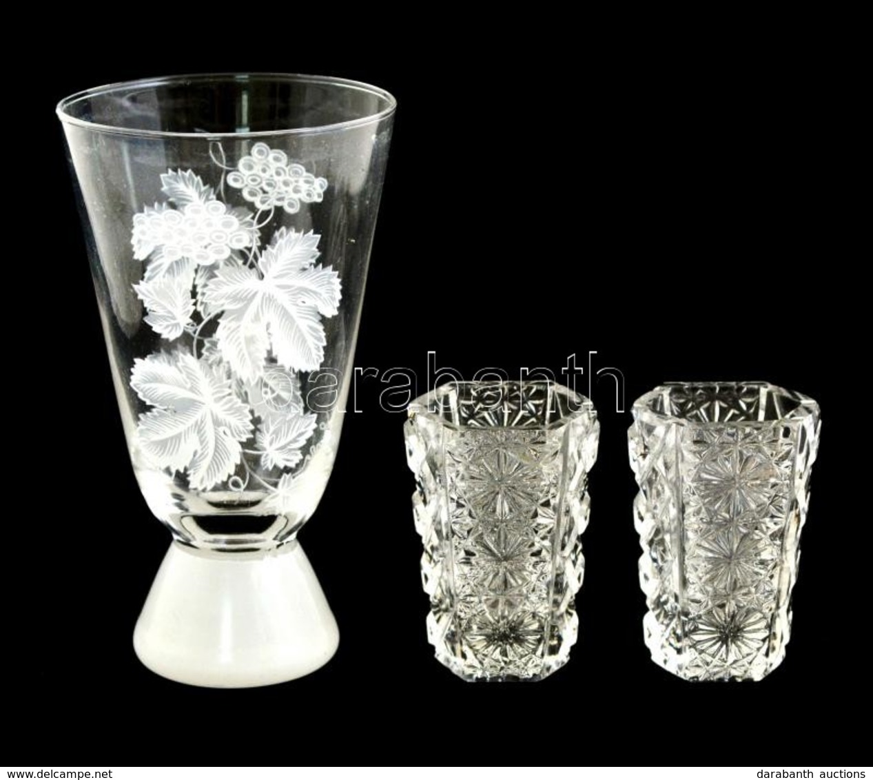 Kis üveg Tétel: 2 Db Kupica, Formába öntött + 1 Db Pohár, Matricás, Jelzés Nélkül, Apró Csorbákkal, M: 5,5 Ill. 11,5 Cm - Verre & Cristal