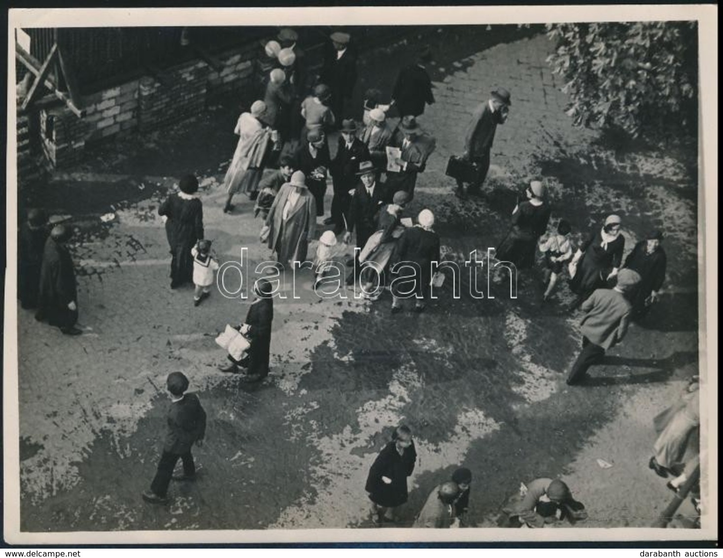 Cca 1935 Kinszki Imre (1901-1945) Budapesti Fotóm?vész  Pecséttel Jelzett Vintage Alkotása (sétáló Emberek), 13x17,5 Cm - Autres & Non Classés