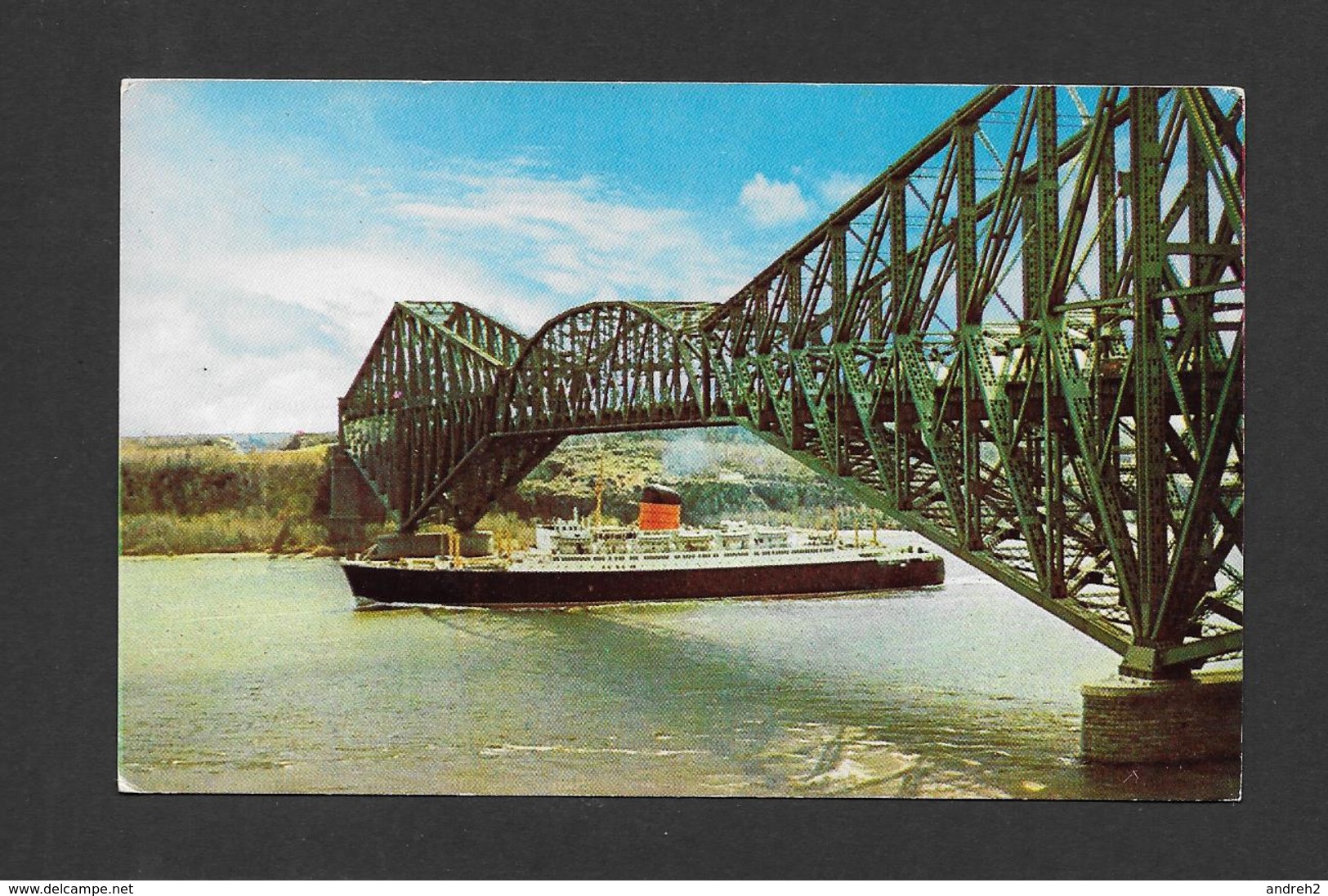 PONTS - PONT DE QUÉBEC BATEAU DE CROISIÈRE PASSANT SOUS LE PONT - PHOTO PAR YVAN BOUCHARD - Bridges