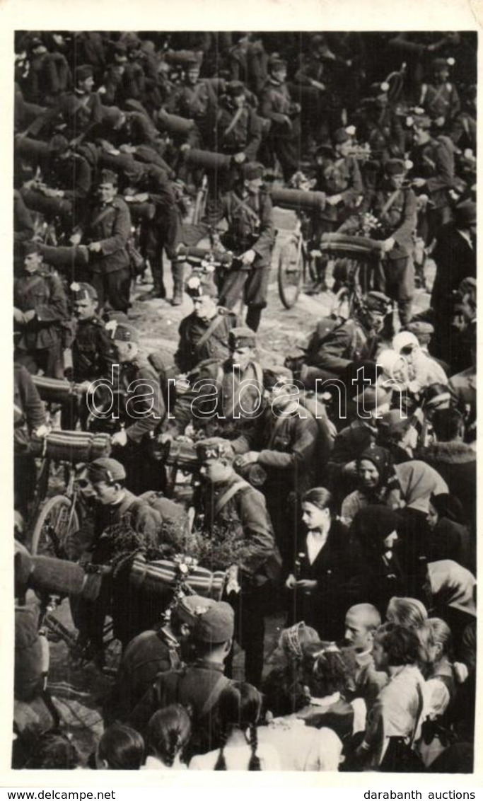 T2 1938 Ipolyság, Sahy; Bevonulás, Kerékpáros Katonák / Entry Of The Hungarian Troops, Soldiers With Bicycles. So. Stpl - Sin Clasificación