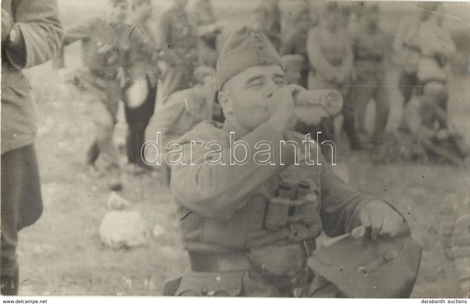 T2/T3 II. Világháborús Ivó Magyar Katona / WWII Hungarian Drinking Soldier, Photo (EK) - Non Classés