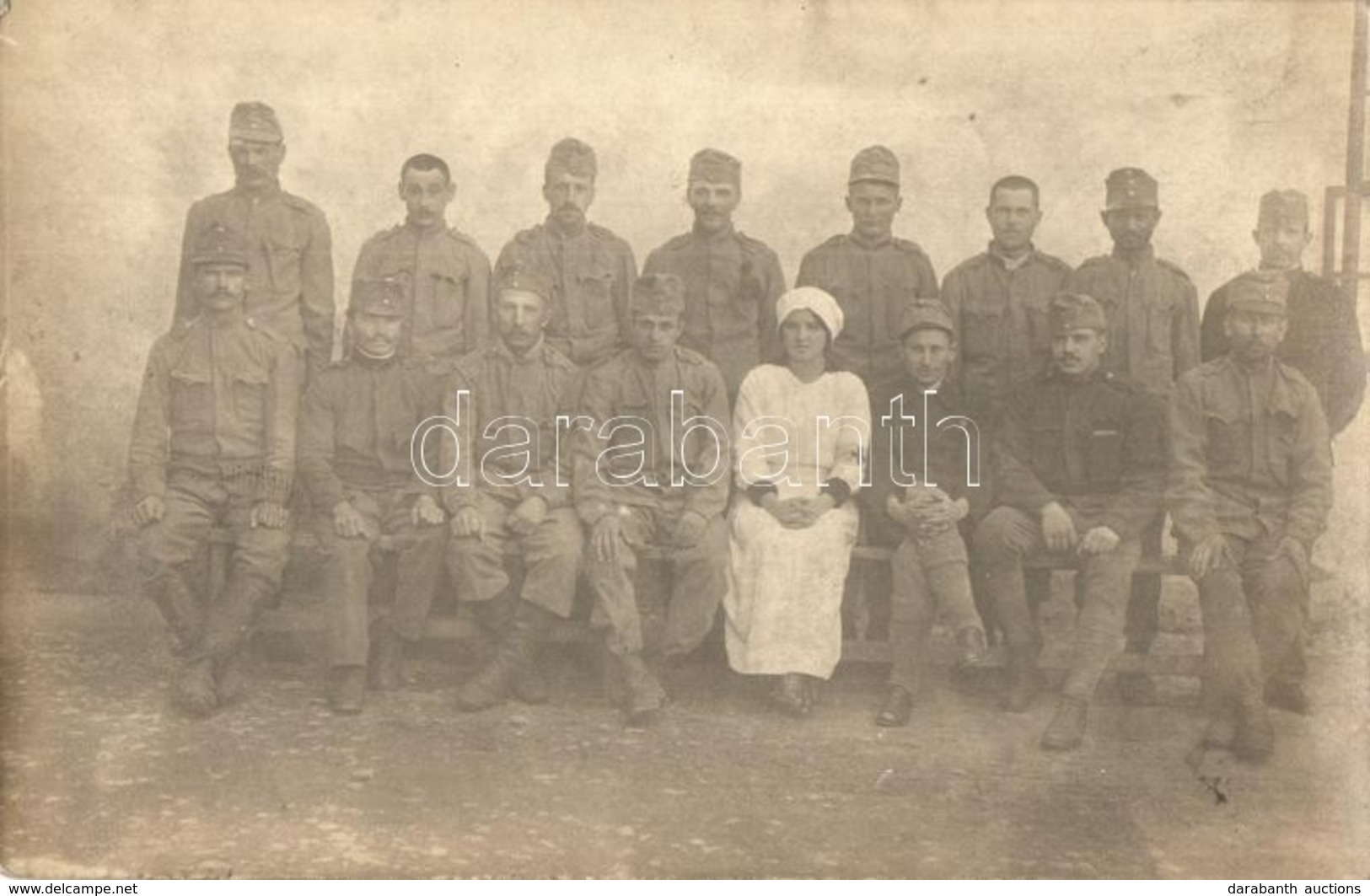 * T2 1915 Klagenfurt,  Osztrák-magyar Katonák Csoportképe ápolón?vel / WWI Injured K.u.K. Soldiers With Nurse, Photo - Sin Clasificación