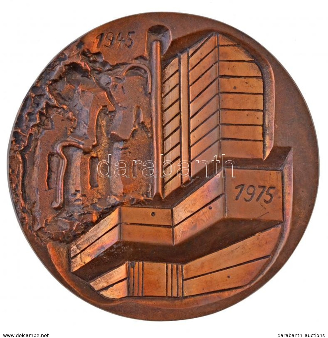 1975. 'Kiemelked? Társadalmi Munkáért' Hátoldalán Gravírozott Br Emlékérem (101mm) T:2 - Ohne Zuordnung