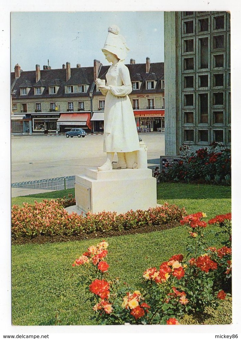 VIMOUTIERS--1968--Statue De Marie Harel (camembert,fromage)--commerces, Voiture   FIAT - Vimoutiers