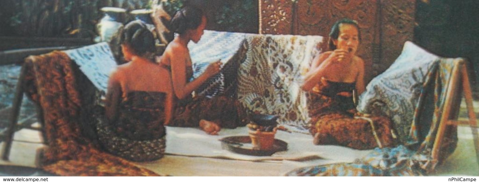 #4-INDONESIA POSTCARD 1970s 3D CARD(TOP STEREO), MAKING HAND PAINTED BATIK, SOLO, CENTRAL JAVA - Indonesia