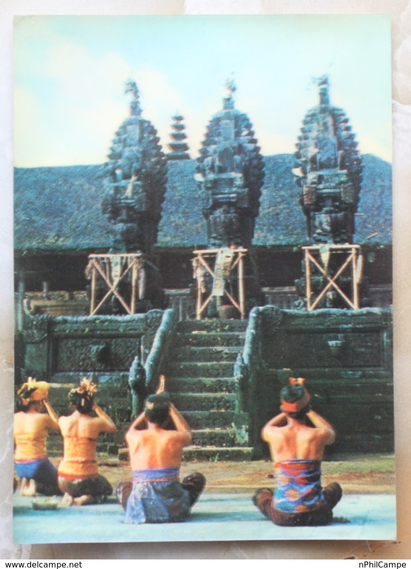 #11-INDONESIA POSTCARD 1970s 3D CARD(TOP STEREO), PRAYERS AT PURA BESAKIH, BALI - Indonesia