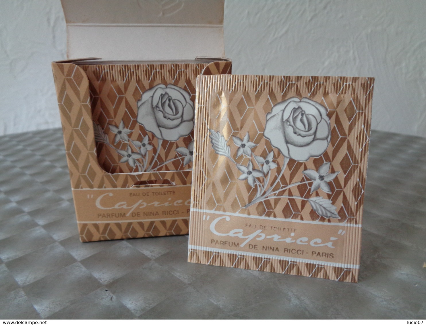 A. IMMEDIAT RARE  5 Pochettes Parfumées à L'eau De Toilette CAPRICCI De Nina RICCI - Accessoires