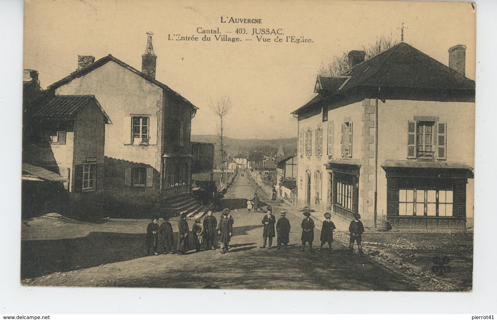 JUSSAC - L'Entrée Du Village - Vue De L'Eglise - Jussac