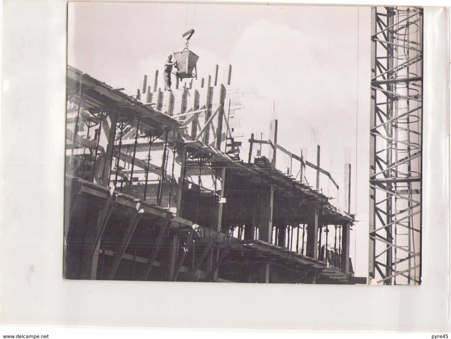 PHOTO D UN BATIMENT EN CONSTRUCTION  24 X 18 CM - Lieux