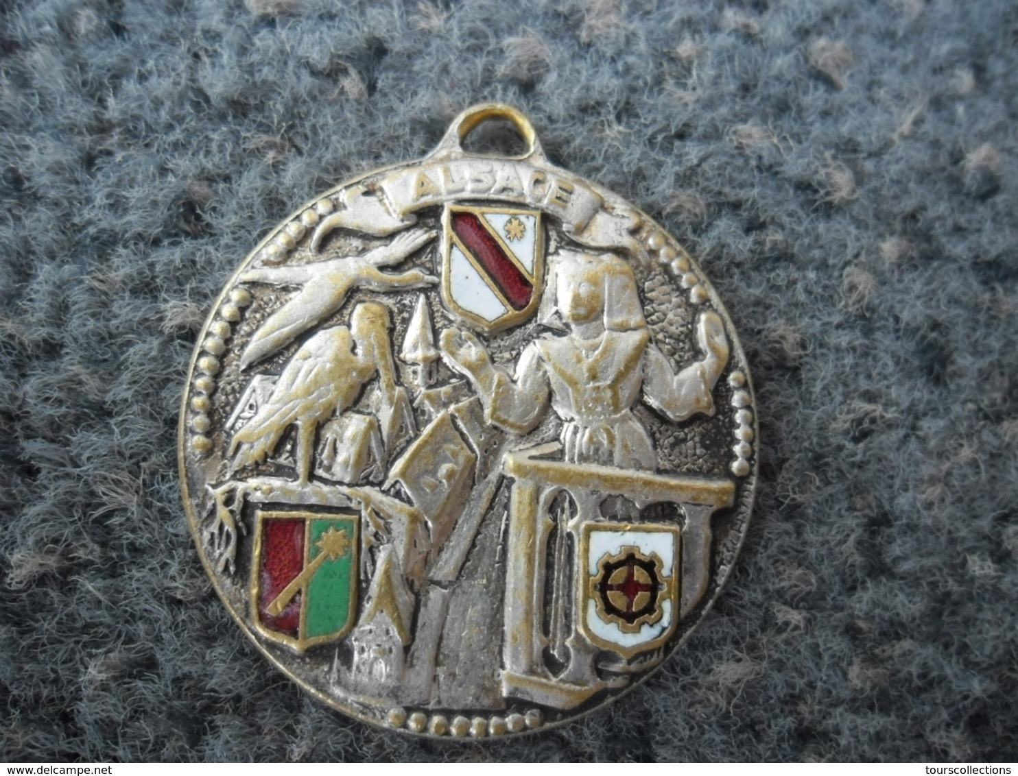 1 PENDENTIF ANCIEN ALSACE En Métal Et émail Complet ! Diamètre 34 Mm Et Daté De 1960 Signé DRAGO - Pendentifs