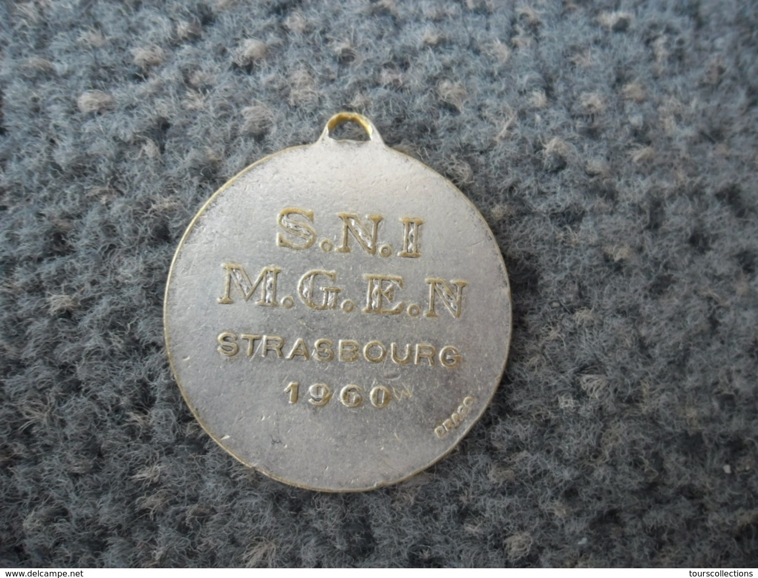 1 PENDENTIF ANCIEN ALSACE En Métal Et émail Complet ! Diamètre 34 Mm Et Daté De 1960 Signé DRAGO - Pendentifs