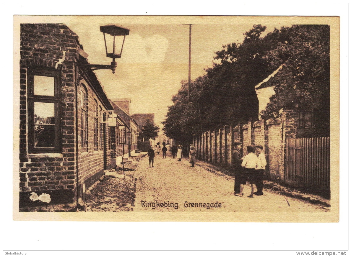 DE1206  DENMARK  RINGKOBING GRONNEGADE KIDS IN STREET  POSTCARD - Denemarken