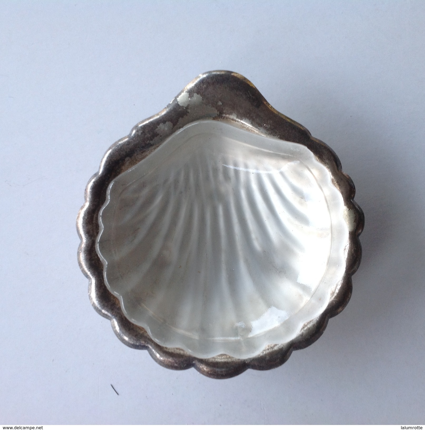 SMC. 102. Cendrier En Forme De Coquille Saint Jacques. Verre Et Argent ?. Trois Poinçons - Vetro