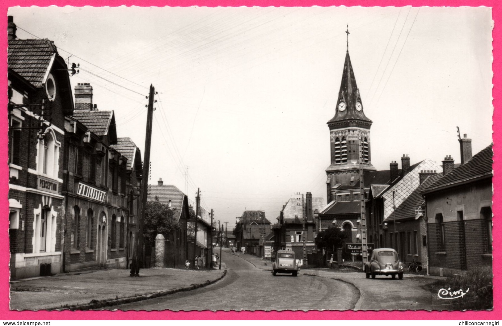 Cp Dentelée - Gouzeaucourt - L'Eglise - Familistère - 2 CV - VW COX - Magasins - Animée - CIM - Marcoing