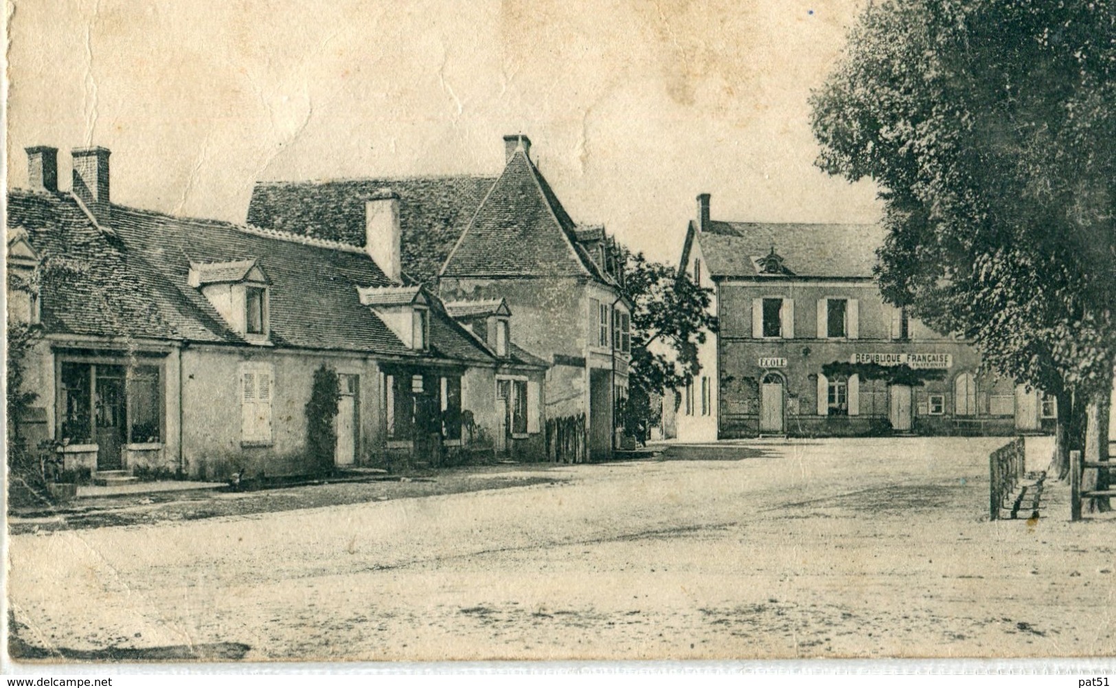 18 - Thaumiers : La Place Côté Ouest - Thaumiers