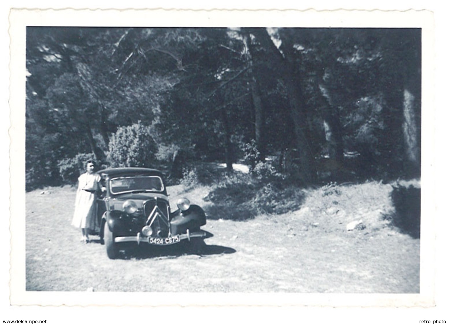 2 Photos Automobile Citroën Traction, Forêt De Paris ? - Automobiles