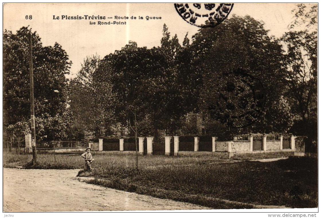 LE PLESSIS TREVISE ROUTE DE LA QUEUE ,LE ROND POINT,ENFANT REF 56545 - Le Plessis Trevise